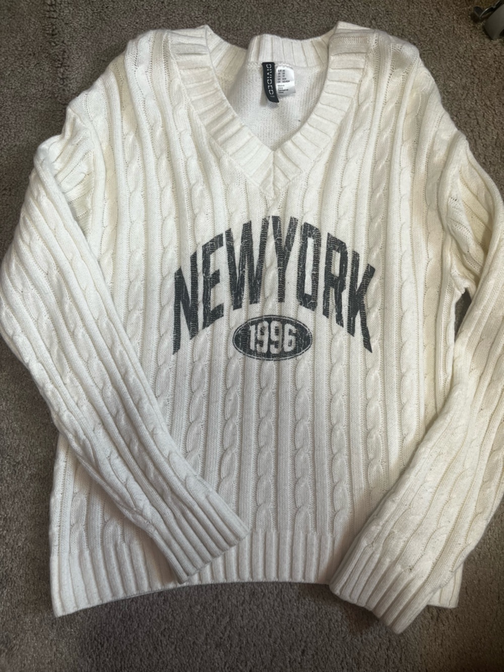 H&M divided looe fit vneck preppy New York white sweater cable knit